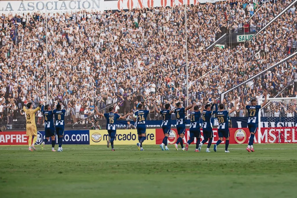 Alianza Lima saludando a la hinchada. (Foto: X).