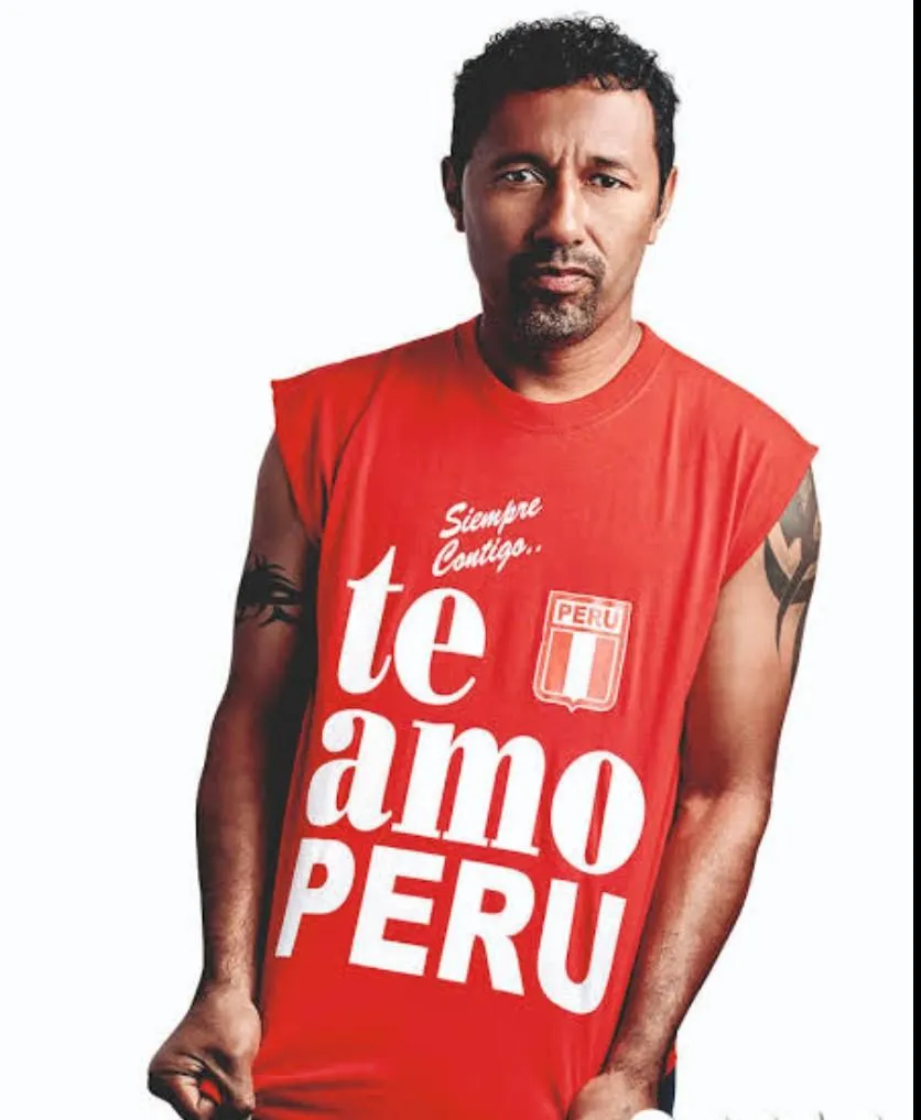 El Chorri posando con el TE AMO PERÚ. (Foto: X).