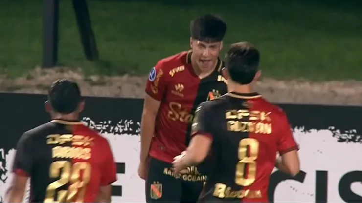 El festejo de Kenji Cabrera por el único gol del partido.