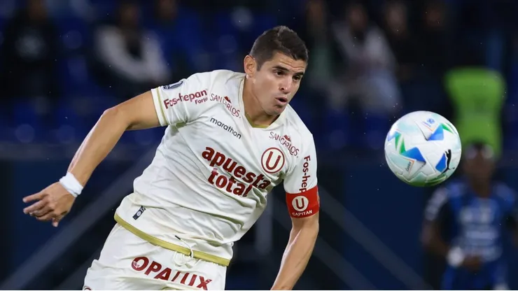 Universitario enfrenta a Barcelona SC por la Copa Libertadores 2025.