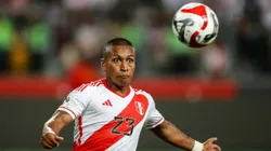 Pedro Aquino con camiseta de grande de Liga 1.