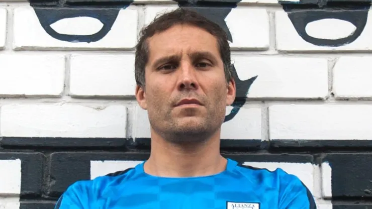 Leao Butrón vistiendo la camiseta de Alianza Lima.