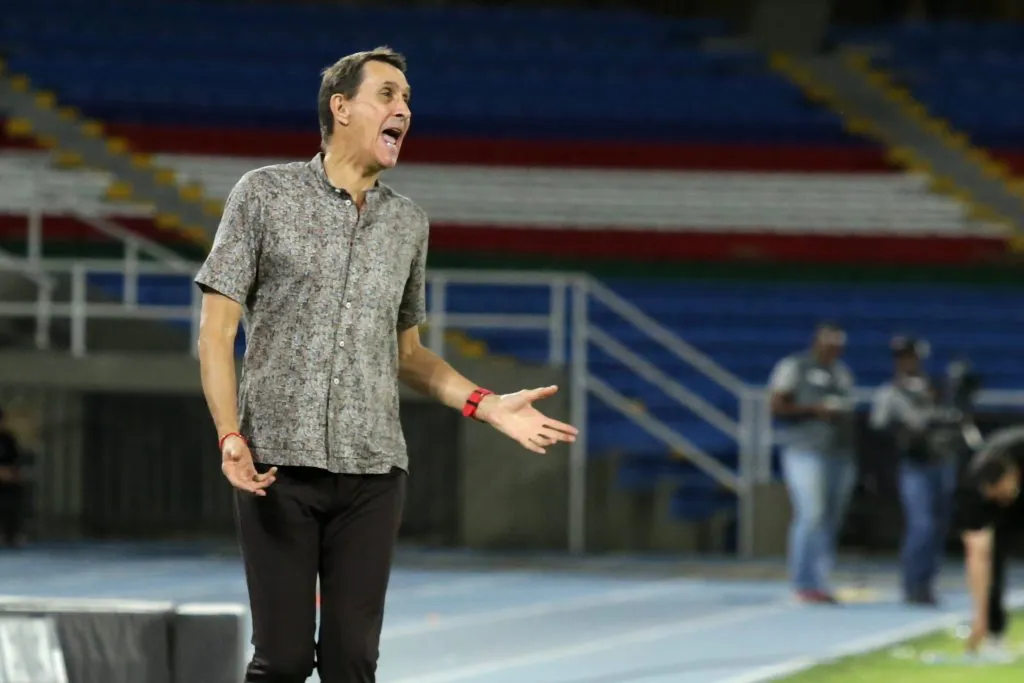 Alexandre Guimaraes dirigiendo en Colombia. (Foto: X).