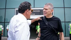 Gustavo Zevallos saludando a Paulo Autuori.