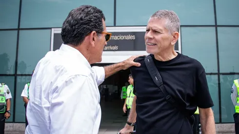 Gustavo Zevallos saludando a Paulo Autuori.