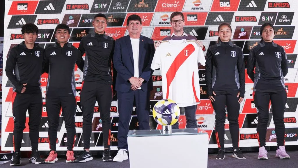 Barreto, junto a Lozano y algunos juveniles de la FPF (X @TuFPF).