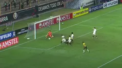 Sebastián Britos tuvo una impresionante doble atajada ante Caicedo.