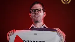 Manuel Barreto posando con la camiseta de la Selección Peruana.