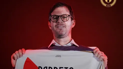 Manuel Barreto posando con la camiseta de la Selección Peruana.