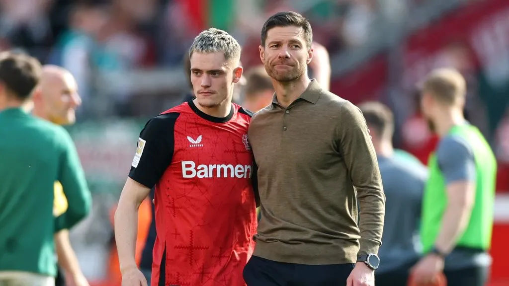 Florian Wirtz, junto a Xabi Alonso, en su último partido de local con Leverkusen este año (Getty Images).