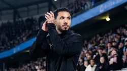 Sergio Peña saludando a hinchas.