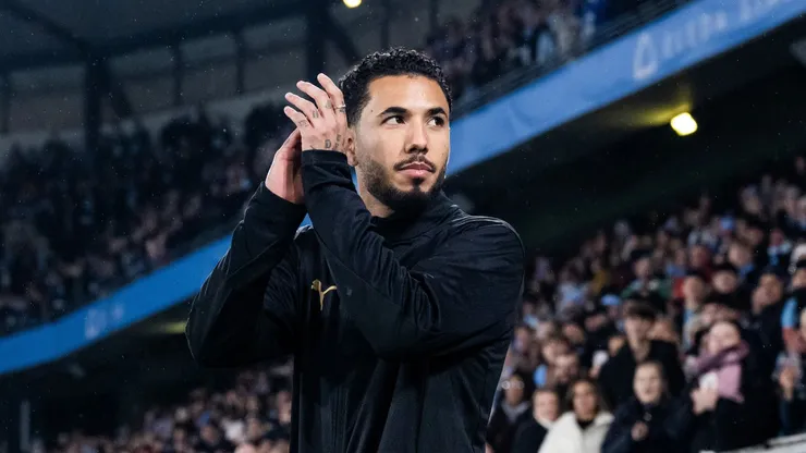 Sergio Peña saludando a hinchas.