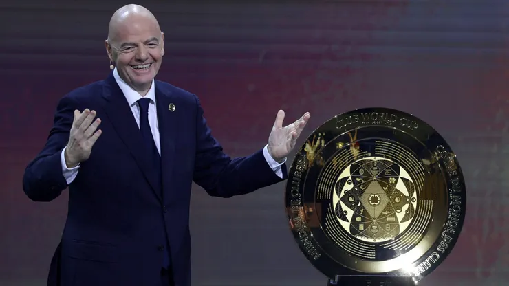 El trofeo Mundial de Clubes 2025 presentado por Gianni Infantino.