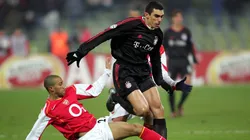 Lucio enfrentando a Gael Clichy.