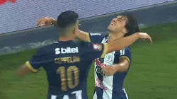 El abrazo de Ceppelini a Bassco Soyer por su gol.