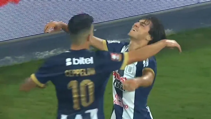 El abrazo de Ceppelini a Bassco Soyer por su gol.