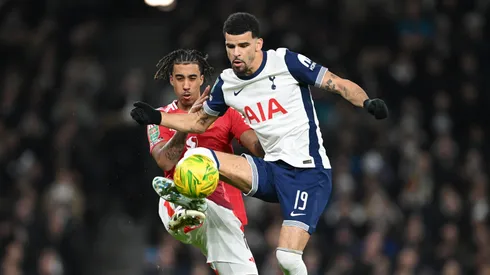 Dominic Solanke y Leny Yoro disputan la pelota en la victoria de Tottenham frente a Manchester United en la EFL Cup.