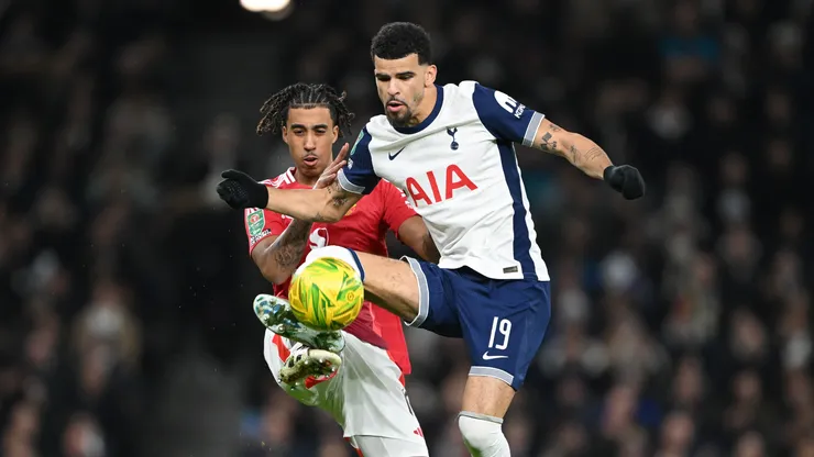 Dominic Solanke y Leny Yoro disputan la pelota en la victoria de Tottenham frente a Manchester United en la EFL Cup.