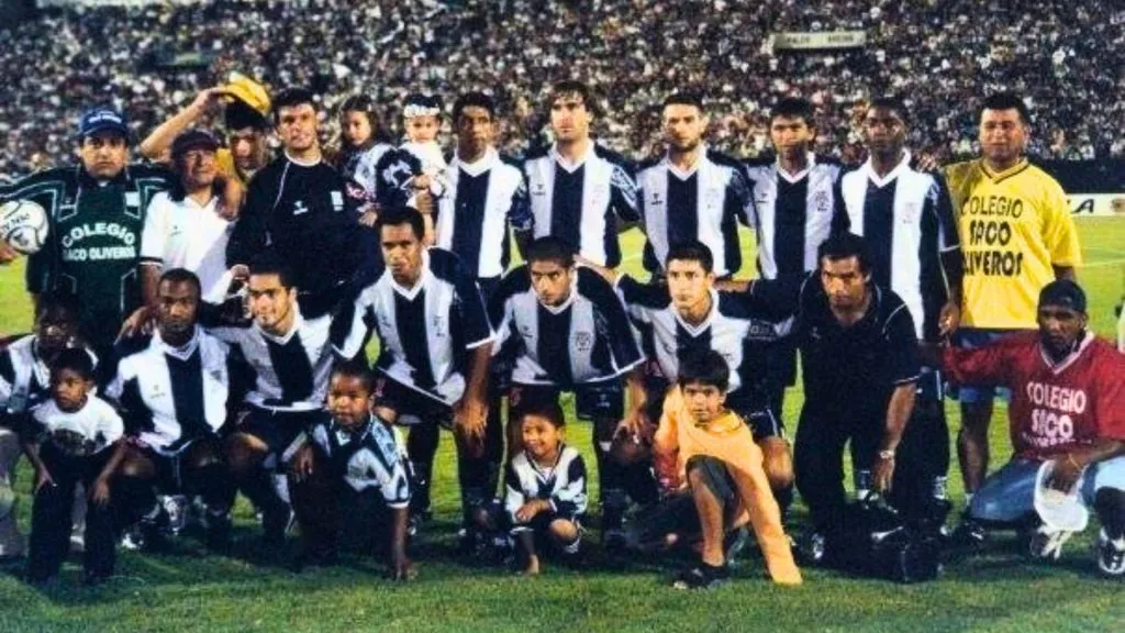 De Pie Gustavo Roverano en la temporada 2002. (Foto: X).