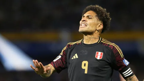 Paolo Guerrero vistiendo la camiseta de la Selección Peruana.