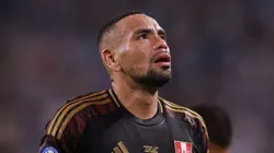 Alexander Callens vistiendo la camiseta de la Selección Peruana.