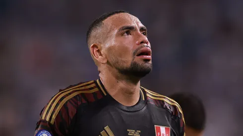 Alexander Callens vistiendo la camiseta de la Selección Peruana.