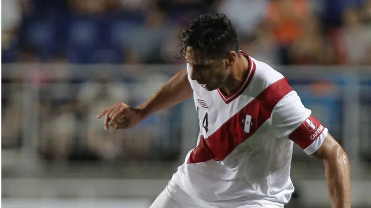 Claudio Pizarro vistiendo la camiseta de la Selección Peruana.