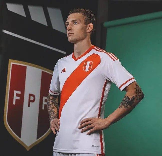 Oliver Sonne posando con la Selección Peruana. (Foto: Instagram).