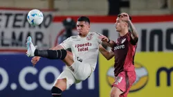 Cesar Inga y Lucas Martínez Quarta disputando el balón en el choque entre Universitario y River Plate en la Copa Libertadores 2025.