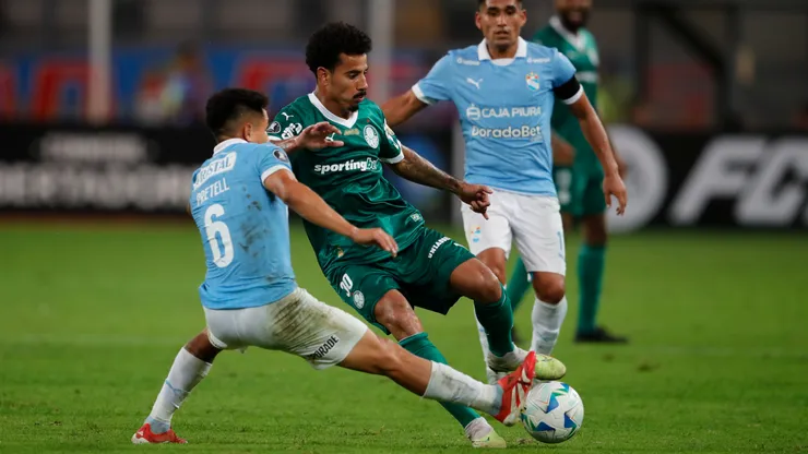 Lucas Evangelista y Jesús Pretell en el último partido de Sporting Cristal vs Palmeiras, en la Copa Libertadores.