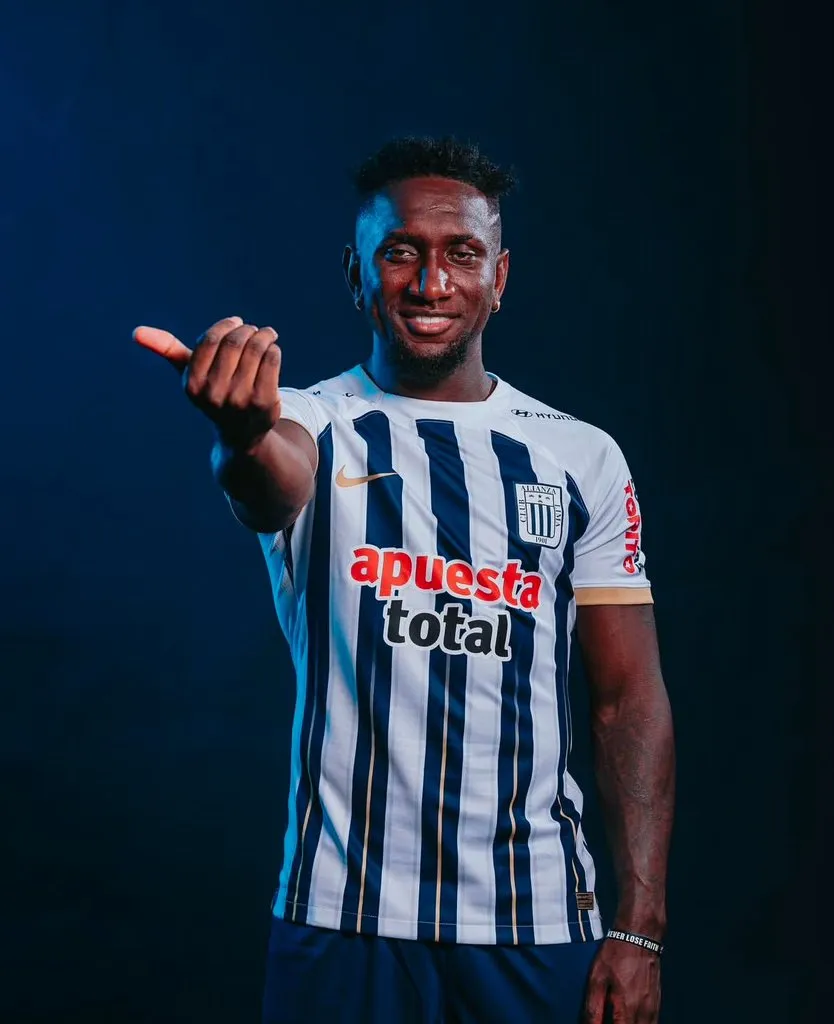 Eryc Castillo posando para la Copa Libertadores. (Foto: Alianza Lima).