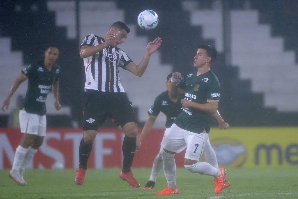 Alianza Lima luchando con Libertad. (Foto: CONMEBOL Libertadores).