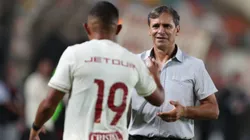 Fabián Bustos celebra con Universitario.