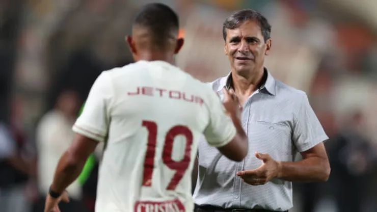 Fabián Bustos celebra con Universitario.
