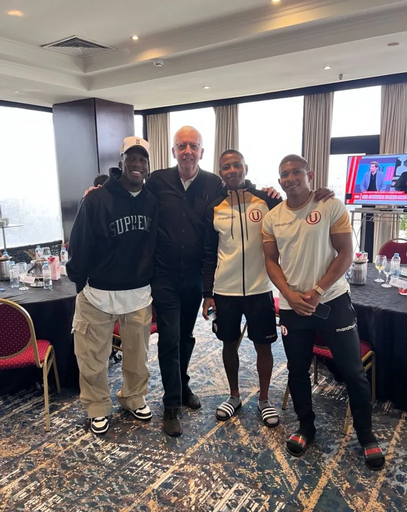Luis Advíncula posando con Flores, Polo y García Pye. (Foto: Instagram).