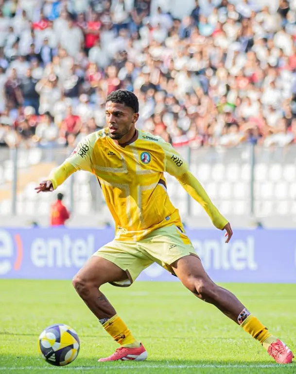 Aarón Sánchez jugando en Juan Pablo II. (Foto: X).