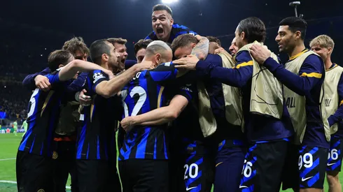 El Inter festeja el gol de Hakan Çalhanoğlu en el partido de vuelta de las semifinales ante Barcelona.