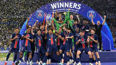 El momento en que Marquinhos levantó el trofeo de campeón de Champions League para PSG.