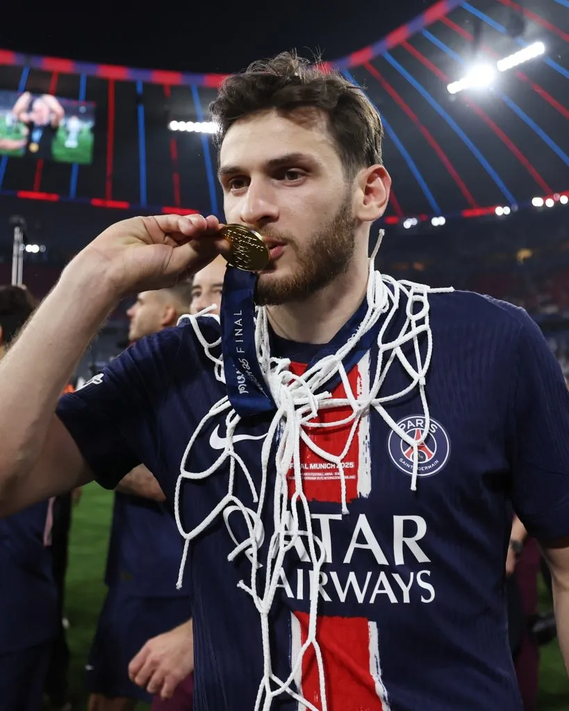 Khvicha Kvaratskhelia celebrando el título. (Foto: Champions League).