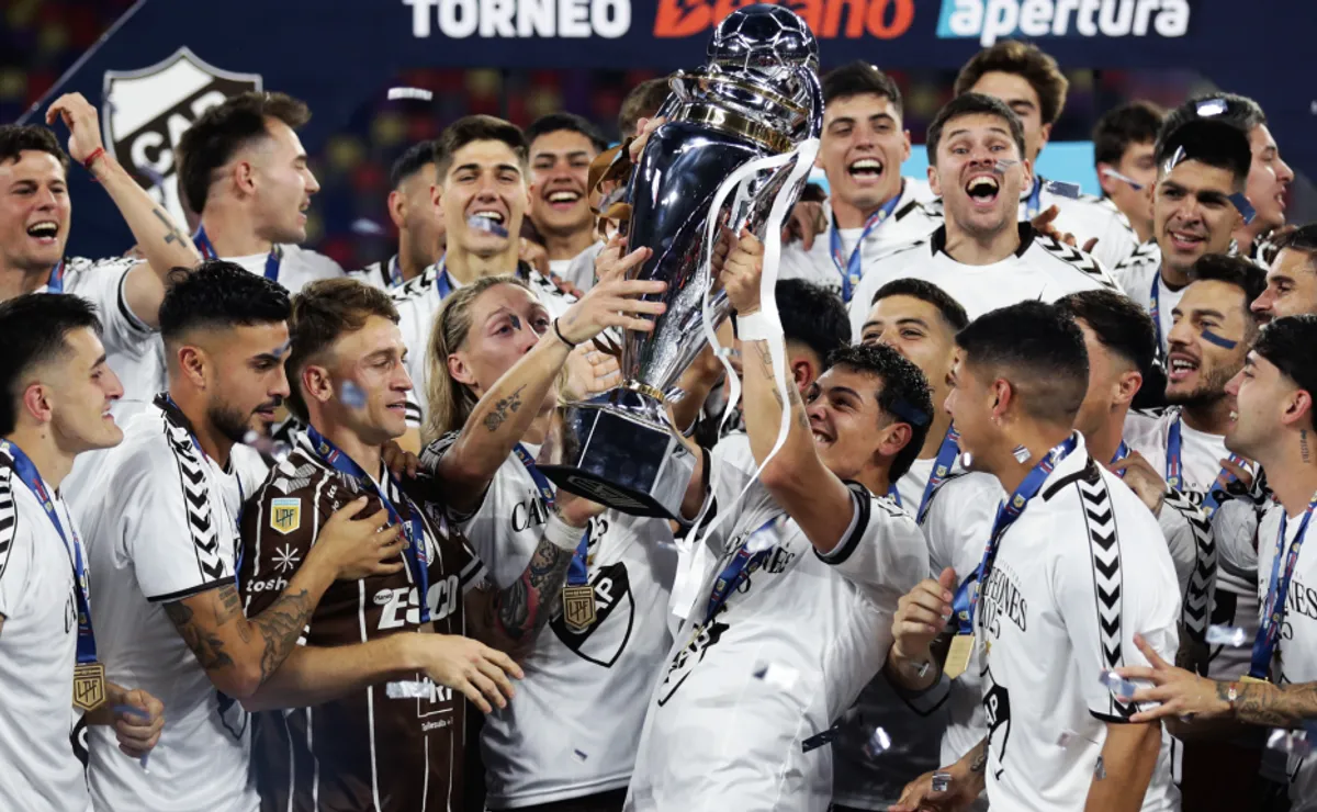 No jugó ni un minuto, pero salió campeón con Platense en la Liga de ...