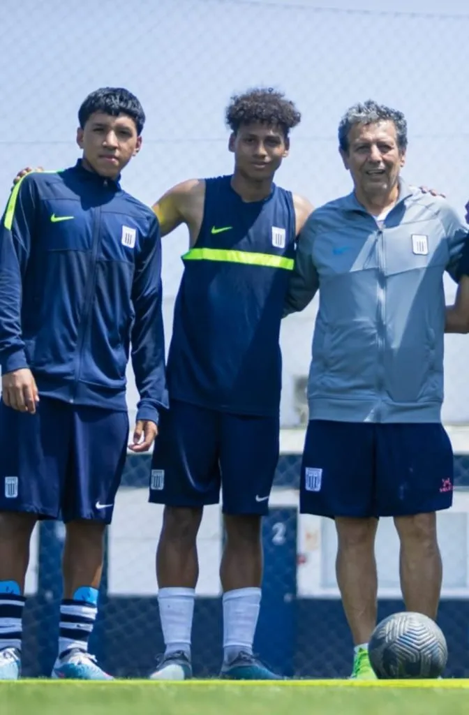 César Cueto con Braidy Paz y Adriano Neciosup. (Foto: X).