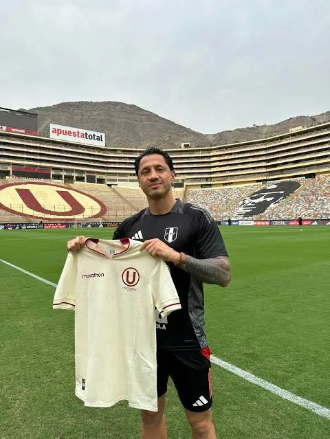 Gianluca Lapadula con la camiseta de Universitario. (Foto: X).