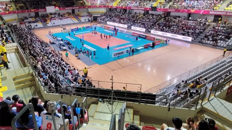 La Liga Peruana de Vóley le quedó chico el Polideportivo de Villa El Salvador.