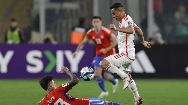 Yoshimar Yotún y Erick Pulgar.