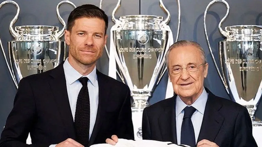 Xabi Alonso, junto al presidente Florentino Pérez (Oficial).