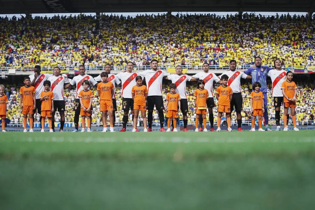 Selección Peruana antes de jugar contra Colombia. (Foto: FPF).