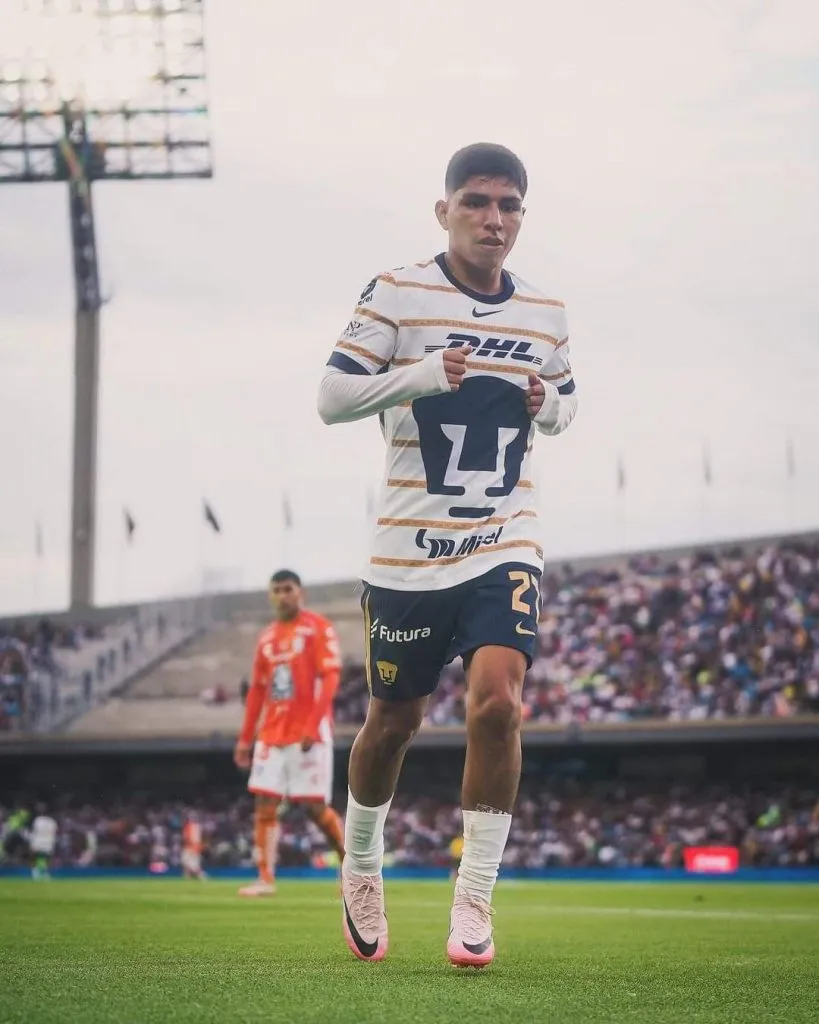 Piero Quispe jugando en Pumas. (Foto: X).
