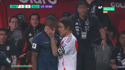 Paolo Guerrero 'pechó' a jugador de Ecuador.
