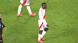 Luis Advíncula no pudo más ante Ecuador y terminó lesionado.