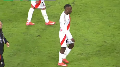 Luis Advíncula no pudo más ante Ecuador y terminó lesionado.